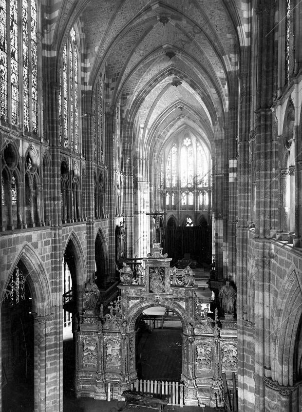 Al fondo la capilla de la Virgen Blanca con sus Características Vidrieras