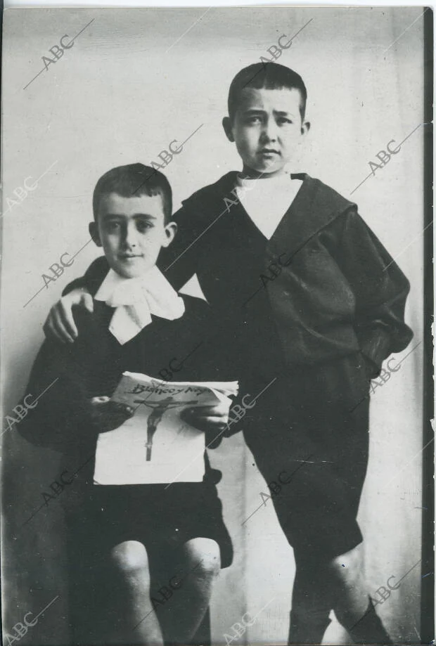 Francisco Franco posa junto a su hermano Nicolás Franco, mientras sujeta un...