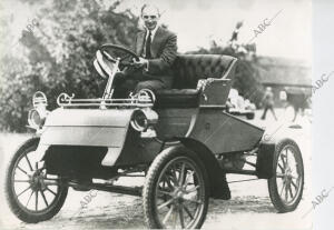 Henry Ford conduciendo un automóvil Ford A Runabout