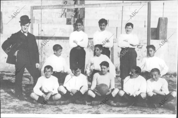 En la imagen podemos ver el primer equipo infantil cuya línea delantera la...