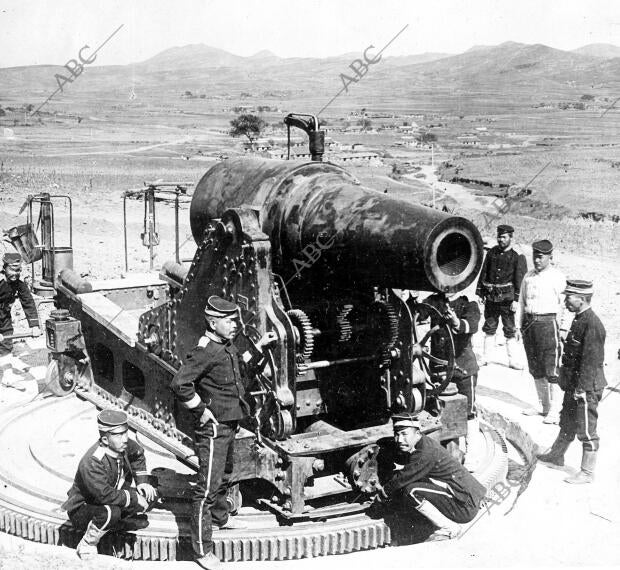 Mirando dentro de un Cañon, desde el que Fueron Lanzadas Grandes Bombas dentro...