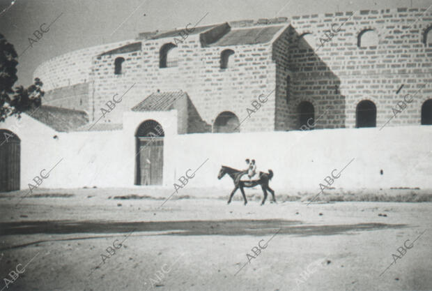 Exterior de la plaza de Toros de Osuna (1904)