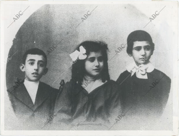 (CA.) Francisco Franco junto a sus hermanos Pilar y Ramón