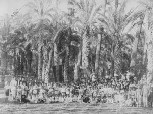 Elche (Alicante), 1905. Retrato de una excursión escolar