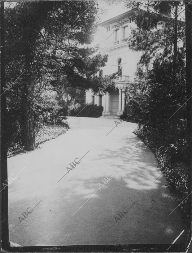 Entrada de la villa Cyrnos, residencia de la emperatriz Eugenia María de Montijo...