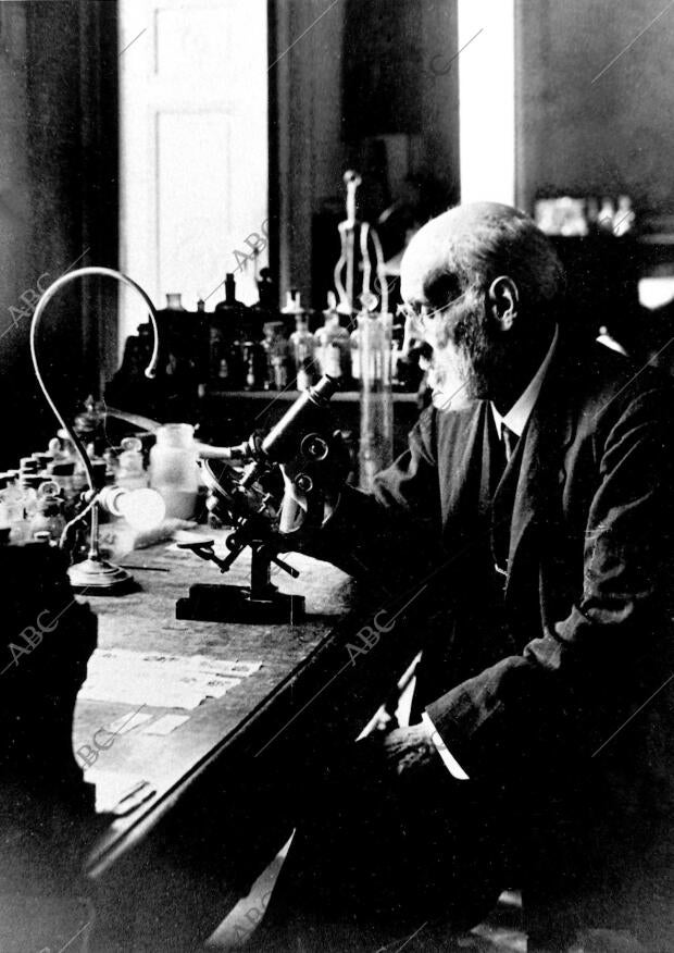 Don Santiago Ramón y Cajal en su laboratorio de Investigaciones Biológicas