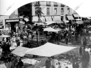 La plaza del Cascorro un domingo de El Rastro a principios del siglo XX