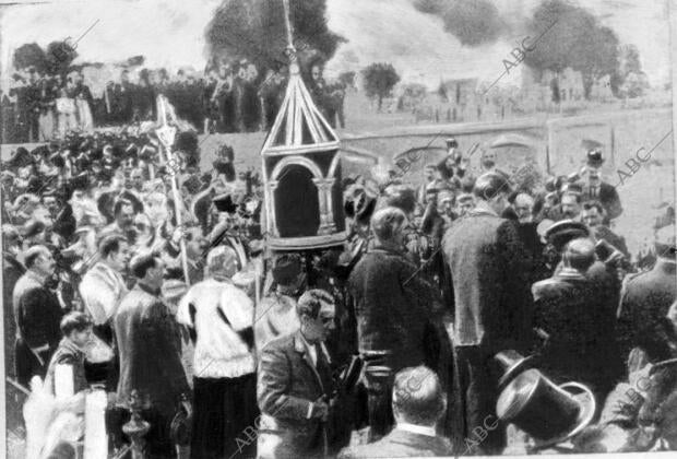 Instantánea del entierro del político Francisco Silvela en el cementerio de San...