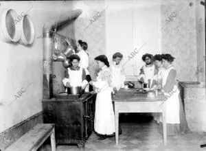 Clase práctica para señoritas en el Centro Gallego