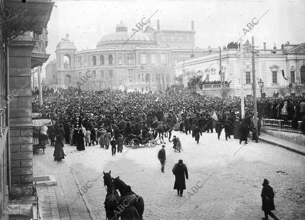 Manifestacion Politica en la plaza de la Opera