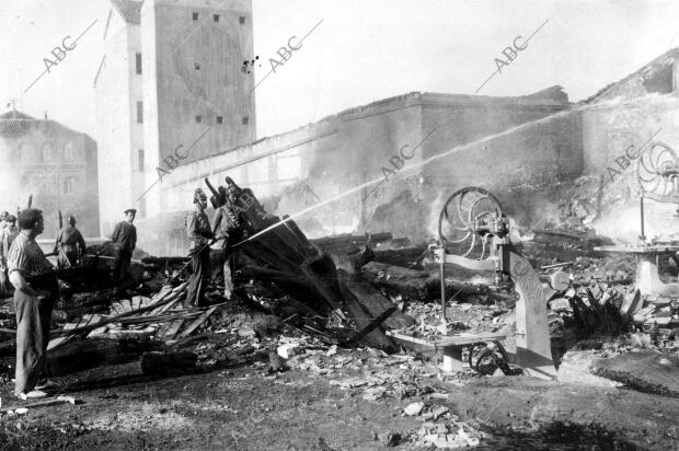 Incendio en una fábrica de aserrar madera en la glorieta de San Bernardo