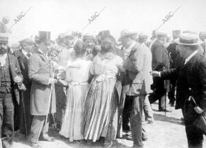 El señor Vicenti, alcalde de la capital, junto a los familiares de los obreros...