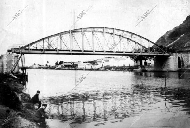 Vista general del Puente de Cullera sobre el río Júcar inaugurado el 15 de...