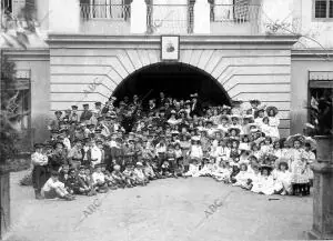 Los Alumnos del colegio de la alianza Francesa que Han Felicitado al cónsul...