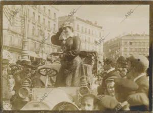 Madame du Gast, que ha venido desde París en automóvil, a su llegada al hotel de...