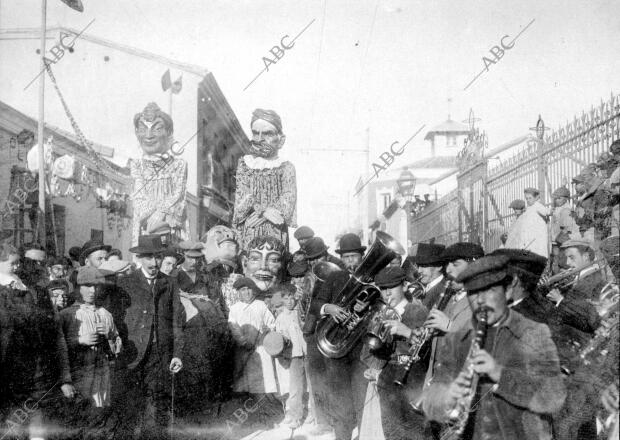 Los gigantes y cabezudos suiguiendo a la música y al pueblo en las fiestas del...