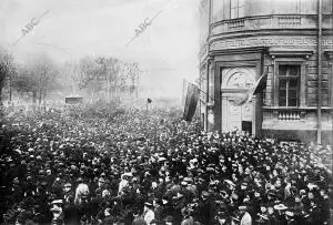 La revolución Rusa - la multitud Revolucionaria Paseando la bandera Roja por las...