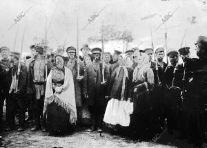 Odesa - Grupos de Paisanos Revolucionarios Armados Recorriendo las Calles de la...