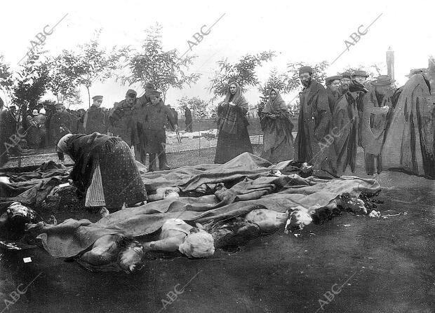 En la imagen, cuerpos de judíos asesinados durante la llamada Revolución de...