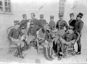 S.A. El infante D. Fernando de Baviera haciendo guardia como capitán de húsares...