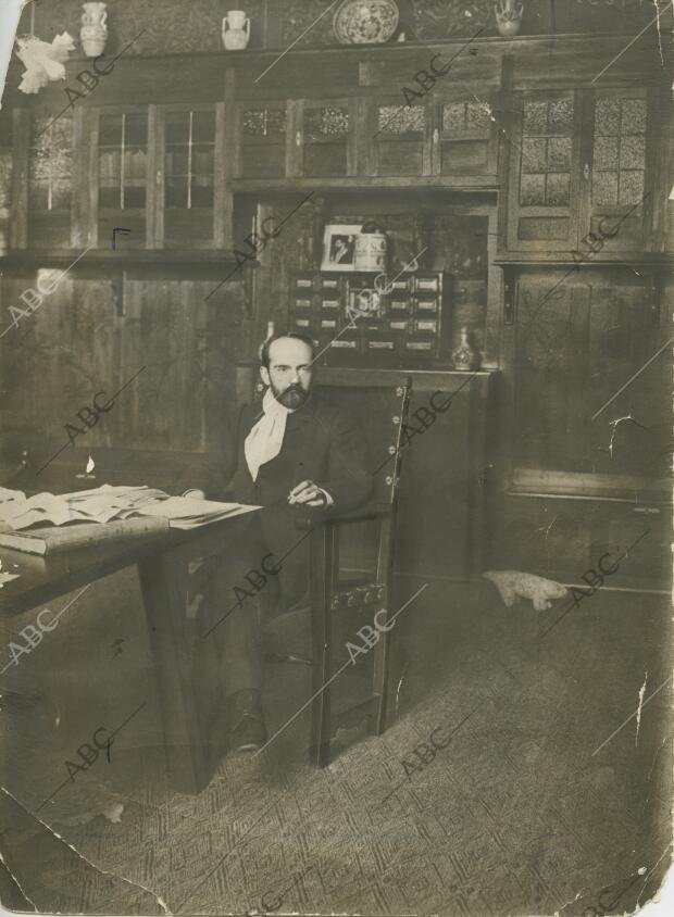 Don Pío Baroja en su de trabajo de su casa de la Calle de