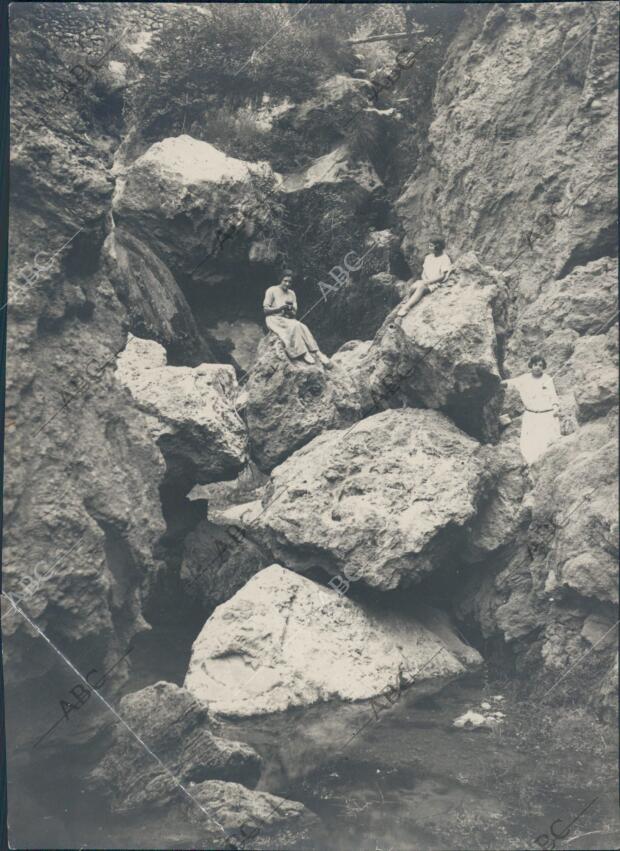 Lucena del Cid (Castellón), 1906. Una mujer en el barranco de la Pedreñera