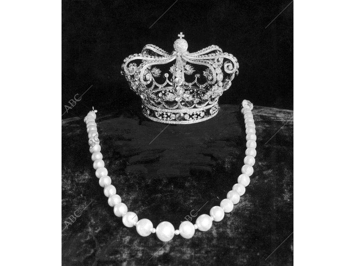 frio Será partícula Corona y collar de Perlas de la Reina victoria Eugenia, regalo del Rey  D.... - Archivo ABC