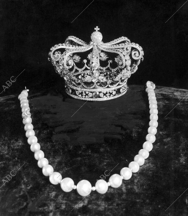 inercia vergüenza Emoción Corona y collar de Perlas de la Reina victoria Eugenia, regalo del Rey  D.... - Archivo ABC
