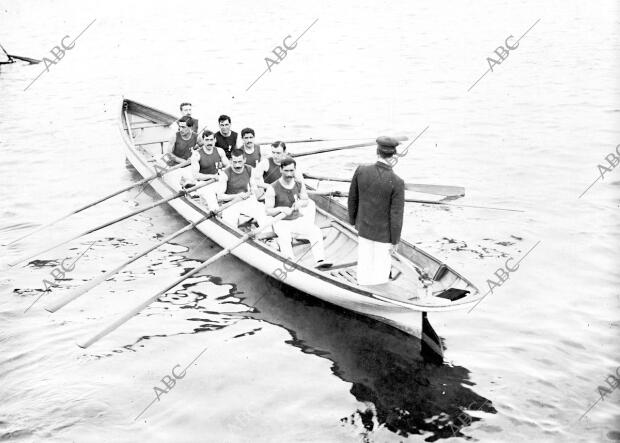 (CA.)La canoa Lola mandada por Manuel Perera, ganador del primer premio