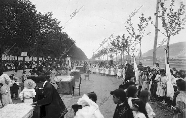 Reparto de meriendas a los niños de las escuelas públicas que tomaron parte en...