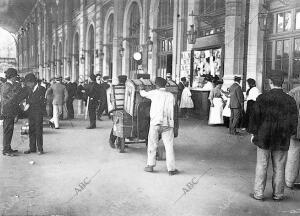 En el andén, equipajes y viajeros en la estación de Príncipe Pio