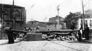 La barricada del puente de san Anton Despues de la lucha entre la pareja de la...