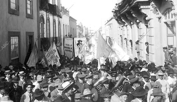 Los Manifestantes A favor de la división al pasar por la calle del general Bravo