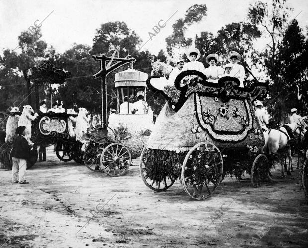 Grupo de carruajes esperando entrar en la Batalla de Flores