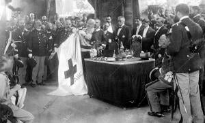 Imposición de la repatriación y de la Medalla de Oro a la bandera de la Comisión...