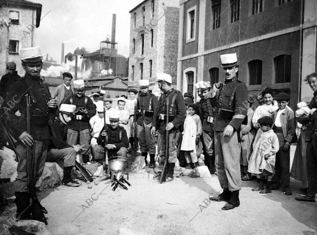 Huelga minera en Bilbao - Soldados del regimiento de Garellano Impidiendo...