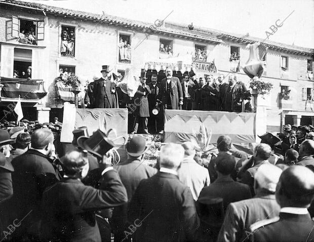 El gobernador civil de Burgos, señor Germán Avedillo Pronunciando un discurso en...