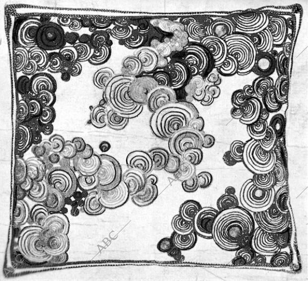 Almohadón de seda Azulina con Arabescos Modernistas Pintados o Bordados en Sedes...