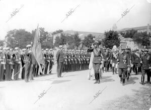 (CA.) Alfonso XIII en la jura de bandera por los alumnos de nuevo ingreso de la...