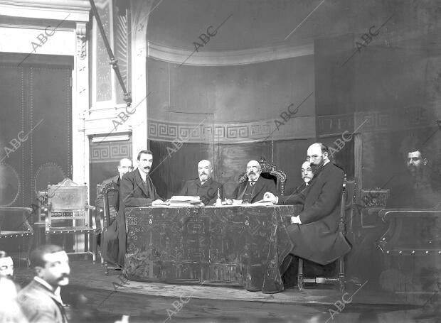 Mesa presidencial en la primera sesión Celebrada ayer en el Ateneo