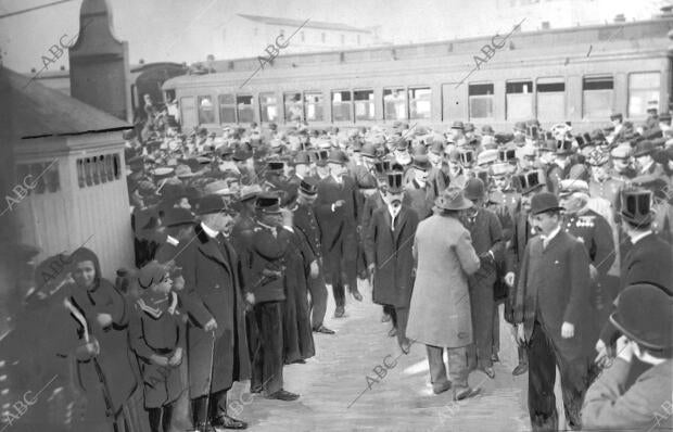 Guerra de Marruecos, llegada a Algeciras y salida de la estacion del ministro de...