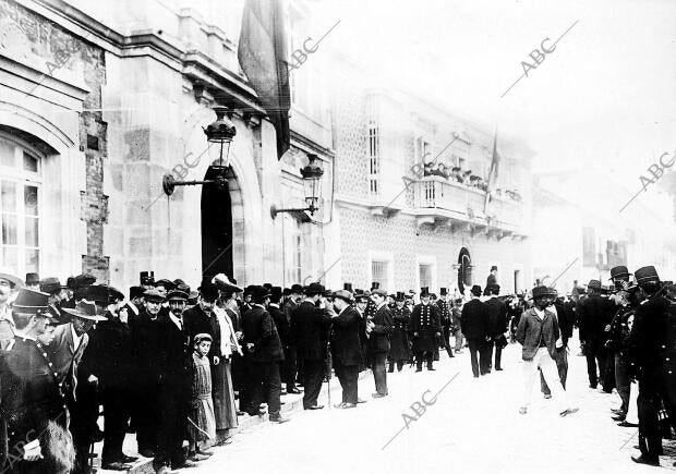 Guerra de Marruecos, la poblacion se arremolina ante el ayuntamiento, que acogio...