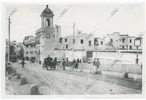 Al fondo la Torre del Reloj y la Capillita del Carmen