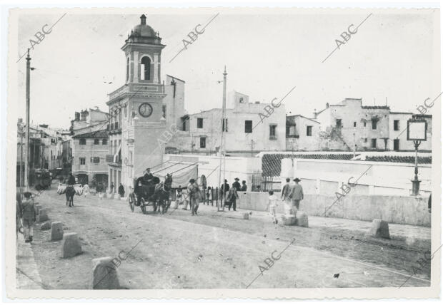 Al fondo la Torre del Reloj y la Capillita del Carmen