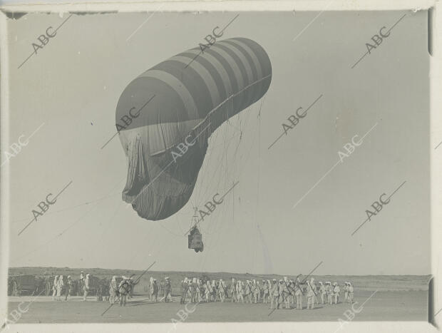 El globo cometa Alfonso XIII elevándose para explorar las baterías