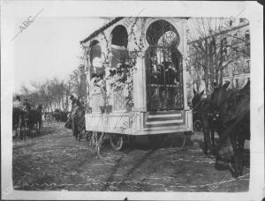 El «Patio de Triana» de la señoritas de la Borbolla y otras, en el carnaval...