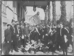 Retrato conjunto de la tuna del conservatorio, que va a dar una serenata al...