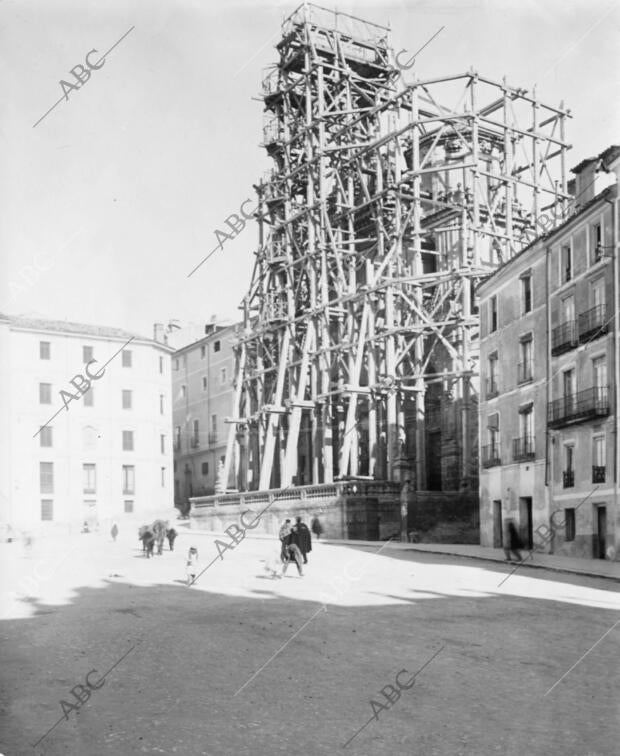 El andamiaje que Acaba de Colocarse en la catedral para la reconstrucción de la...