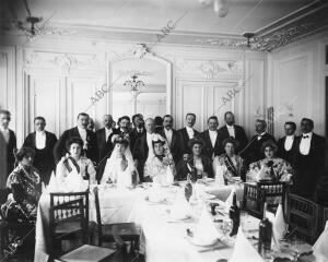 Las Reinas de Roma, Ginebra y Madrid con sus Damas de honor en el banquete...