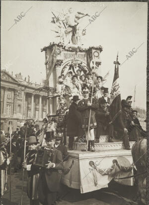 Carroza de las Reinas de la alianza Latina